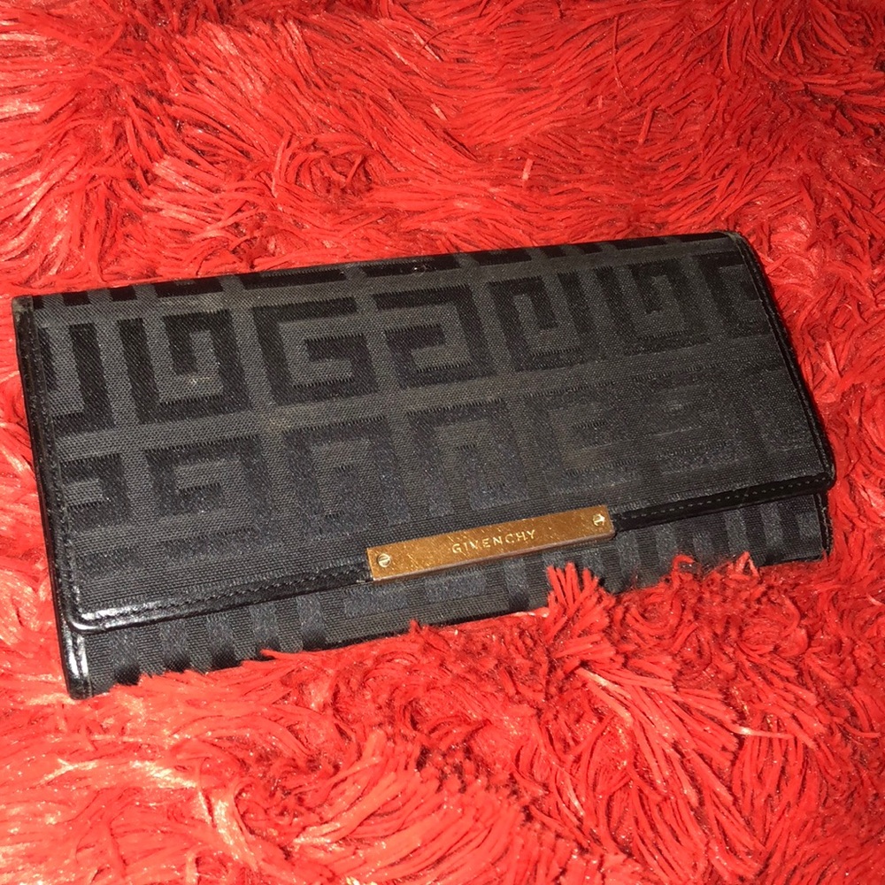 GIVENCHY